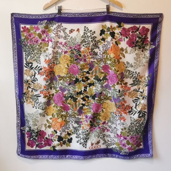 Vintage GUCCI silk scarf - Picture 2 of 10